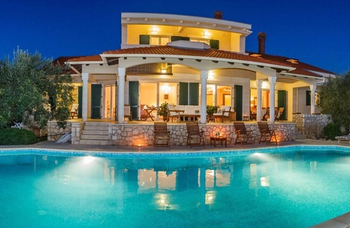 Kozino Villa | Exclusive 6 bedrooms villa with swimming pool & sea views