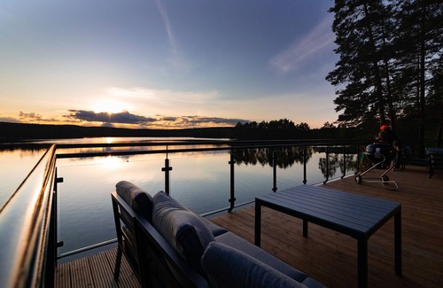 Arvika House | Exclusive and modern holiday home "Lilla älg" right on the lake 365 days a year!