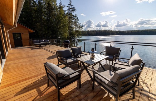 Arvika House | Exclusive and modern holiday home "Lilla älg" right on the lake 365 days a year!