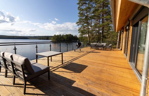 Arvika House | Exclusive and modern holiday home "Lilla älg" right on the lake 365 days a year!
