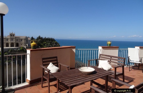 Tropea Apartment | Exclusive Apartment in the old town overlooking the sea with private parking