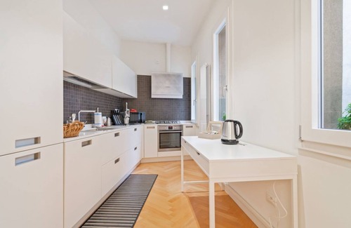 Historic Centre Apartment | Exclusive apartment perfect for 4 guests located in the very center of Padua, in the luxury shopping street, immersed in the magic of the "squares", a stone's throw from the Scrovegni Chapel, the Bo, the Palazzo della Ragione, the Duomo and 15 minutes wa