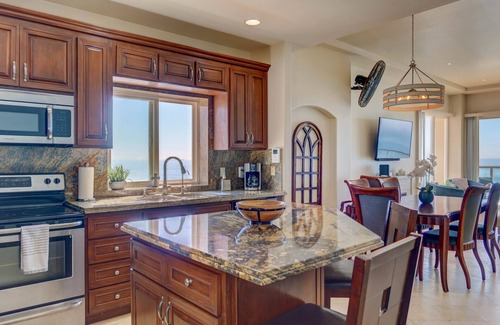 Villa del Mar Condo | Exclusive Oceanfront Penthouse/5 Min to Papas&Beer