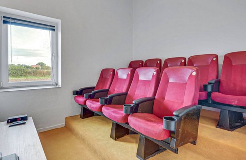 Aarosund House | Exclusive pool house with numerous amenities