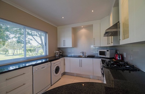 Port Elizabeth Villa | Exclusive villa with pool, tennis court and beautiful garden in natural setting