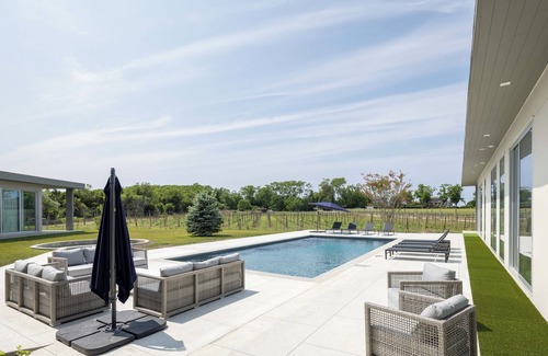 Cutchogue House | Exclusive Vineyard Retreat