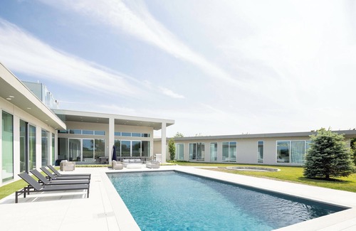 Cutchogue House | Exclusive Vineyard Retreat