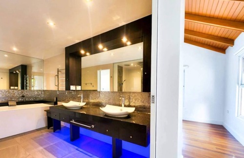 Suva House | EXCUTIVE BEACHFRONT Spa Pool 3x Bedroom Ensuite Residence HOUSE
