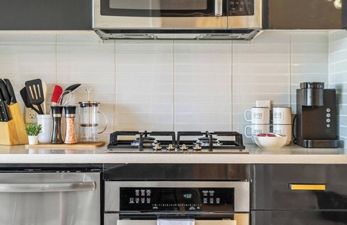Connaught Apartment | Exec City Retreat - Office, Pool, Gym, Parking
