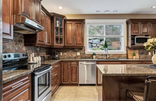 Bear Mountain Resort House | Executive 3 bedroom Home on Bear Mountain