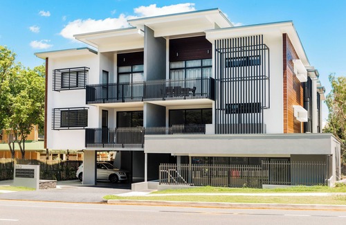 Bulimba Apartment | Executive 3BR Bulimba apartment near Oxford St shops and restaurants