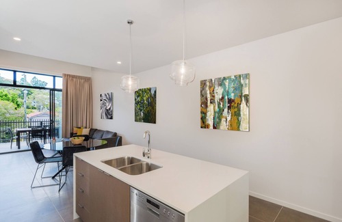 Bulimba Apartment | Executive 3BR Bulimba apartment near Oxford St shops and restaurants