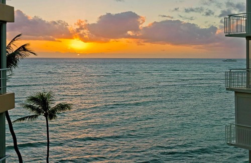 Diamond Head - Kapahulu - St. Louis Condo | Executive Gold Coast Oceanfront Suite: Diamond Head Views, Amazing Seaside Pool