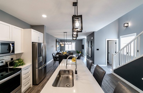Jasper Place House | Executive Home close to WEM < down town