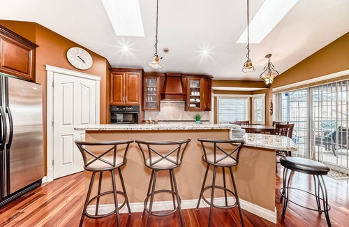 Lyalta House | Executive house W secluded beach on lake Chestermere