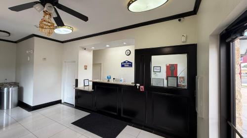 Pittsburg Hotel | Executive Inn and Suites