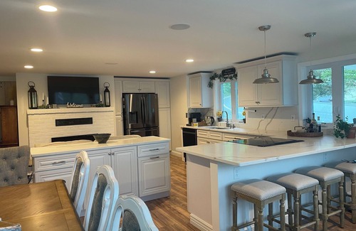 Derry House | Executive Lake Front, Hot Tub, Fire Pit, Floating Office, Infrared Sauna, Pets