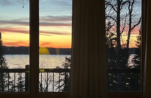 Nevis House | Executive Lakeshore Lodge Retreat