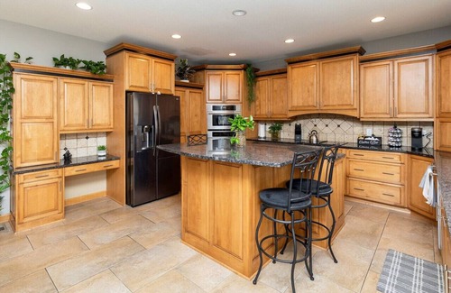 West Des Moines House | Executive Living 2min to Jordan Creek 6 bed/5 bath Near Jordan Creek Mall
