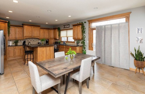 West Des Moines House | Executive Living 2min to Jordan Creek 6 bed/5 bath Near Jordan Creek Mall