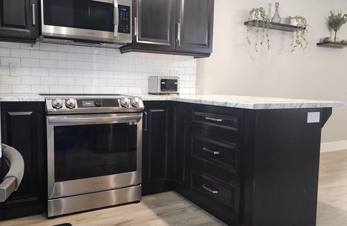 Terra Nova House | Executive & Quiet 2 Bdrm in the Heart of the City
