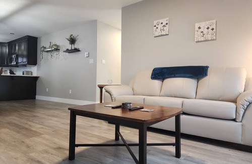 Terra Nova House | Executive & Quiet 2 Bdrm in the Heart of the City