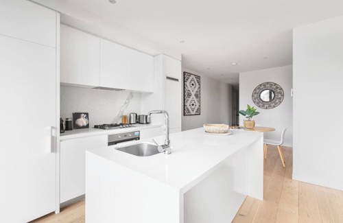 Melbourne Apartment | Executive Resort Style Living at Leafy Albert Park
