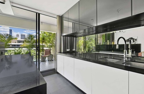 Darlinghurst Apartment | Executive townhouse in garden oasis complex with tennis court & pool
