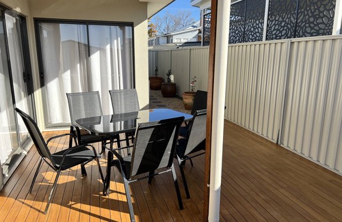 Stanthorpe House | Executive Townhouse close to town centre