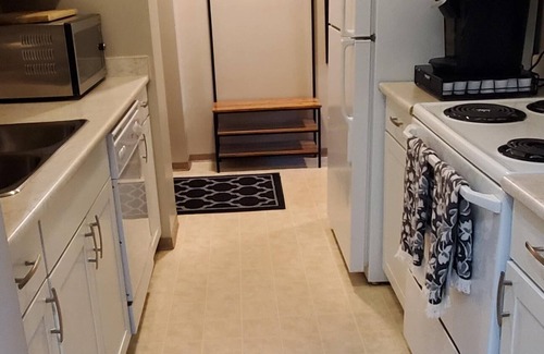 Eau Claire Apartment | Executive two-bedroom apartment in the quiet West End of Downtown Calgary