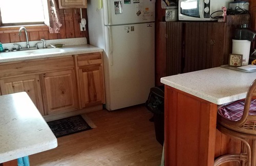 St. Helen House | Exit 222 #1 Sweet cottage retreat! lake/beach 3 blocks away.Trails 1/4th mile