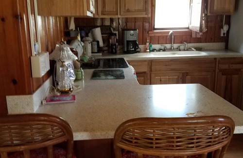 St. Helen House | Exit 222 #1 Sweet cottage retreat! lake/beach 3 blocks away.Trails 1/4th mile