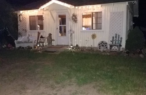 St. Helen House | Exit 222 #1 Sweet cottage retreat! lake/beach 3 blocks away.Trails 1/4th mile