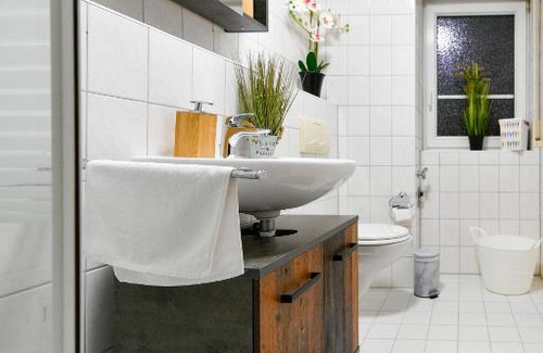 Cottbus Apartment | Exklusives-City-Apartment mit gratis Tiefgarage, Balkon, Waschtrockner, Netflix