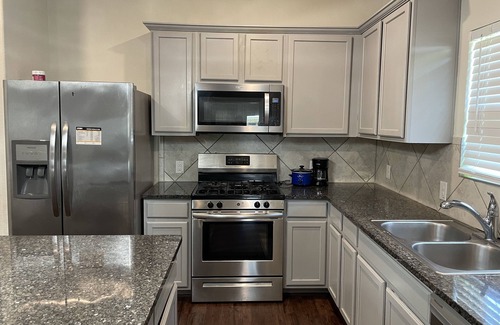 Katy House | Exotic home with access to pool , shopping and more