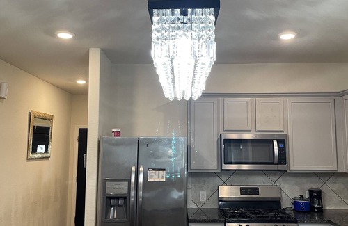 Katy House | Exotic home with access to pool , shopping and more