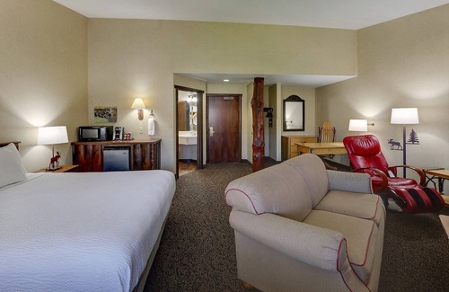 Columbia Hotel | Expanded King Executive w/Massage Chair & Living Area! Stoney Creek