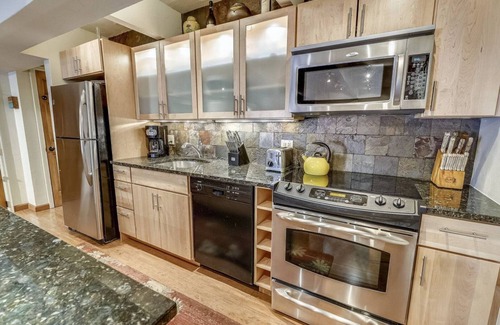 Aspen Condo | Expansive 2 Bedroom Downtown Aspen Condo, Walk to Gondola for Skiing, Steps to Dining, Shopping and Entertainment