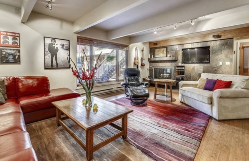 Aspen Condo | Expansive 2 Bedroom Downtown Aspen Condo, Walk to Gondola for Skiing, Steps to Dining, Shopping and Entertainment