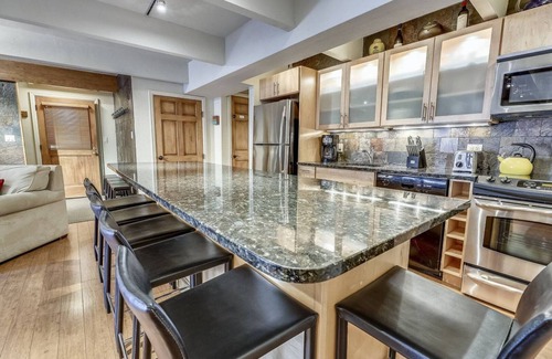 Aspen Condo | Expansive 2 Bedroom Downtown Aspen Condo, Walk to Gondola for Skiing, Steps to Dining, Shopping and Entertainment