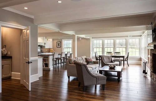 Creamery House | Expansive Modern Farm House On 8 Park-Like Acres
