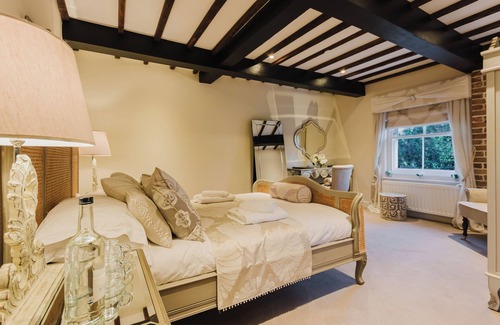 Birchington Hotel | Experience boutique comfort above The Powell pub in Birchington. Stylish en-suite rooms, luxury touches, and a vibrant pub below—perfect for business, couples, or families. Book your coastal escape today!