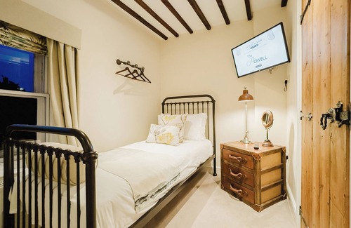 Birchington Hotel | Experience boutique comfort above The Powell pub in Birchington. Stylish en-suite rooms, luxury touches, and a vibrant pub below—perfect for business, couples, or families. Book your coastal escape today!