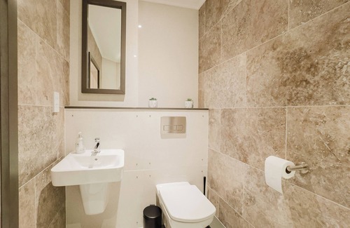 Birchington Hotel | Experience boutique comfort above The Powell pub in Birchington. Stylish en-suite rooms, luxury touches, and a vibrant pub below—perfect for business, couples, or families. Book your coastal escape today!