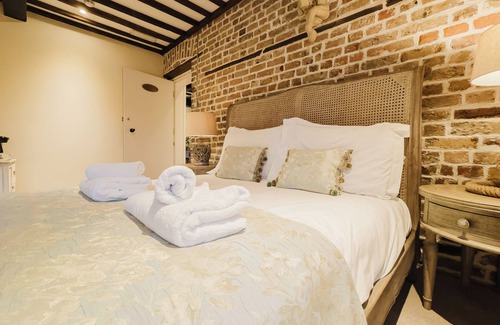 Birchington Hotel | Experience boutique comfort above The Powell pub in Birchington. Stylish en-suite rooms, luxury touches, and a vibrant pub below—perfect for business, couples, or families. Book your coastal escape today!