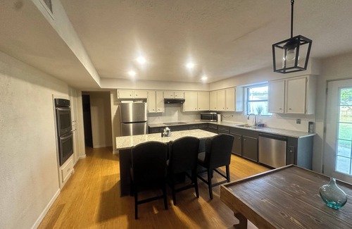 Sandia House | Experience country life on 300 acre cattle ranch! Family sized 6 bedroom home!
