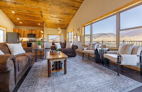 Wapiti House | Experience Fall Magic in Wapiti Views Pets