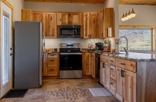 Wapiti House | Experience Fall Magic in Wapiti Views Pets