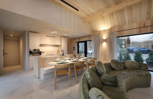 Zolder House | Experience luxury and tranquility at the Reno Villa Lodge, with a jacuzzi, wheelchair accessibility, and a peaceful location.