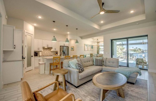 Pelican Villa | Experience luxury at Happy Cape 49, a spacious 4-bedroom retreat in Cape Coral, perfect for groups.